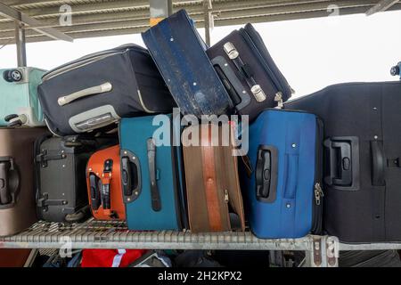 MacKay, Queensland, Australie - octobre 2021 : valises de voyage à vendre à la boutique thrift Banque D'Images