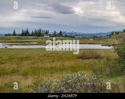 Vue lointaine de Thingvellir (Þingvellir) dans la vallée du Rift en Islande Banque D'Images