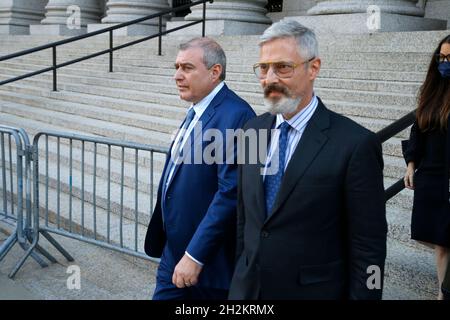 New York, États-Unis.22 octobre 2021.L'homme d'affaires Lev Parnas et son avocat Joseph Bondy quittent la Cour fédérale américaine Thurgood Marshall après un verdict de culpabilité sur des accusations illégales de financement de campagne à New York.Lev Parnas, associé de l'avocat de l'ancien président Donald Trump Rudi Giuliani, a été reconnu coupable d'accusations de violation de la campagne fédérale impliquant d'importantes contributions aux deux campagnes de réélection de Trump Super PAC.Des accusations supplémentaires, partagées avec Andrei Kukushkin, découlent d'une tentative de faciliter l'entrée d'un riche homme d'affaires russe sur le marché naissant de la marijuana récréative à l'ONU Banque D'Images