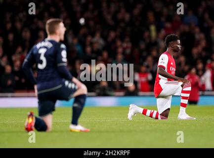 Bukayo Saka d'Arsenal (à droite) prend un genou avant le match de la Premier League au stade Emirates, Londres.Date de la photo: Vendredi 22 octobre 2021. Banque D'Images