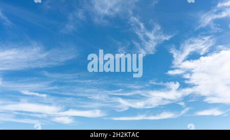 Nuages plus fins et ciel bleu adaptés à l'arrière-plan Banque D'Images