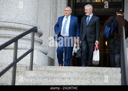 L'homme d'affaires Lev Parnas et son avocat Joseph Bondy quittent la Cour fédérale américaine Thurgood Marshall après un verdict de culpabilité sur des accusations illégales de financement de campagne à New York.Lev Parnas, associé de l'avocat de l'ancien président Donald Trump Rudi Giuliani, a été reconnu coupable d'accusations de violation de la campagne fédérale impliquant d'importantes contributions aux deux campagnes de réélection de Trump Super PAC.Des accusations supplémentaires, partagées avec Andrei Kukushkin, découlent d'une tentative de faciliter l'entrée d'un riche homme d'affaires russe dans le marché de la marijuana récréative bourgeonnante aux États-Unis.(Photo de J Lampar Banque D'Images