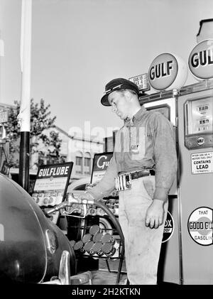 Préposé à la station-service remplissant le réservoir de gaz de voiture, Washington, D.C., États-Unis, Albert Freeman,U.S. Office of War information, août 1942 Banque D'Images