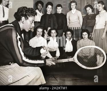 Althea Gibson, championne de tennis des États-Unis et de Wimbledon, avec des étudiantes à la clinique de tennis, Midwood High School, Brooklyn, New York, États-Unis,Ed Ford, New York World-Telegram et The Sun Newspaper Photograph Collection, décembre 1957 Banque D'Images