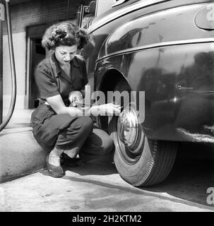 Virginia animée travaillant à la station-service, Louisville, Kentucky, États-Unis, Howard R. Hollem,U.S. Office of War information, juin 1943 Banque D'Images