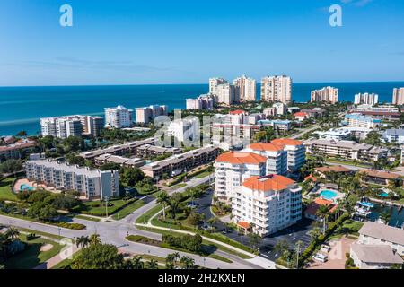 Marco Island Florida près de Naples et les Everglades de Floride sur le magnifique golfe du Mexique vue aérienne avec l'océan et l'horizon au loin Banque D'Images