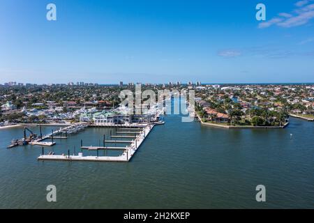 Marco Island Florida près de Naples et les Everglades de Floride sur le magnifique golfe du Mexique vue aérienne avec l'océan et l'horizon au loin Banque D'Images