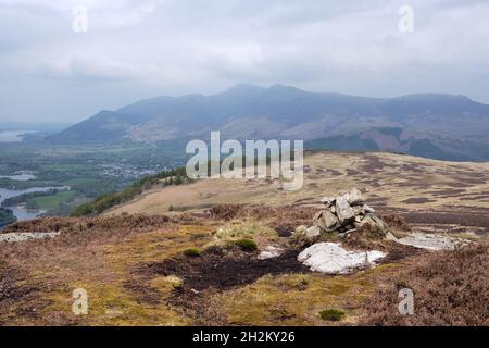 Vue de Bleaberry tomba à Skiddaw et Keswick sur Walla Crag, Lake District, Royaume-Uni Banque D'Images