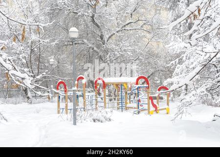 Paysage d'hiver à Moscou, Russie.Paysage d'arbres enneigés et terrain de jeu.Vue panoramique sur le parc vide de la ville sous la neige.Calme et tranquillité en ville dur Banque D'Images