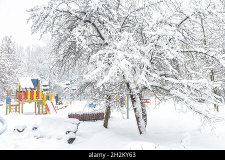 Paysage d'hiver à Moscou, Russie.Paysage d'arbres enneigés et terrain de jeu.Vue panoramique sur le parc vide de la ville sous la neige.Ville pendant la chute de neige pour Backgro Banque D'Images