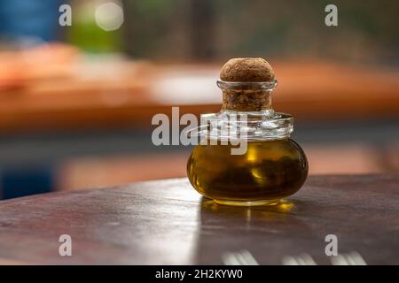 Une petite bouteille d'huile d'olive avec un bouchon en liège. Banque D'Images