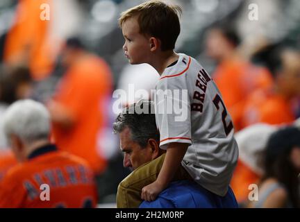 Houston, États-Unis.22 octobre 2021.Un jeune fan portant un maillot Alex Bregman Astros de Houston attend le début du match six de la MLB ALCS contre le Boston Red Sox à minute Maid Park à Houston, Texas, le vendredi 22 octobre 2021.Houston a une avance de 3-2 dans la meilleure-de-sept série.Photo de Maria Lysaker/UPI crédit: UPI/Alay Live News Banque D'Images