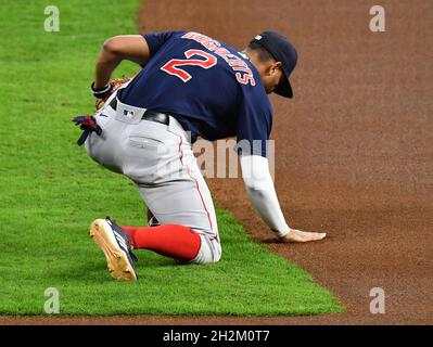 Houston, États-Unis.22 octobre 2021.Boston Red Sox shortstop Xander Bogaerts atteint vers le bas pour toucher l'infield avant le début du jeu six de la MLB ALCS contre les Astros de Houston à minute Maid Park à Houston, Texas le vendredi 22 octobre 2021.Houston a une avance de 3-2 dans la meilleure-de-sept série.Photo de Maria Lysaker/UPI crédit: UPI/Alay Live News Banque D'Images