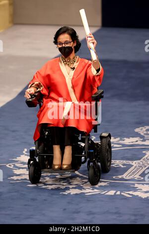 Oviedo, Espagne.22 octobre 2021.Teresa Perales, nageuse paralympique espagnole, lauréate du prix sportif des prix Princess of Asturias 2021, est présentée lors de la cérémonie de présentation à Oviedo, en Espagne, le 22 octobre 2021.Les prix de la princesse des Asturies 2021 ont été remis en Espagne vendredi.Crédit: Juan Carlos Rojas/Xinhua/Alamy Live News Banque D'Images