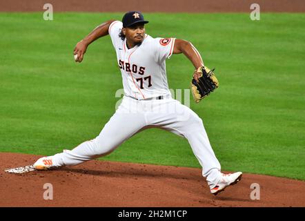 Houston, États-Unis.22 octobre 2021.Le lanceur de départ de Houston Astros Luis Garcia lance dans le premier repas dans le jeu six de la MLB ALCS contre le Boston Red Sox à minute Maid Park à Houston, Texas, le vendredi 22 octobre 2021.Houston a une avance de 3-2 dans la meilleure-de-sept série.Photo de Maria Lysaker/UPI.Crédit : UPI/Alay Live News Banque D'Images