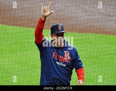 Houston, États-Unis.22 octobre 2021.Le directeur de Boston Red Sox Alex Cora gestes avant le début du jeu six de la MLB ALCS contre les Astros de Houston à minute Maid Park à Houston, Texas, le vendredi 22 octobre 2021.Houston a une avance de 3-2 dans la meilleure-de-sept série.Photo de Maria Lysaker/UPI crédit: UPI/Alay Live News Banque D'Images