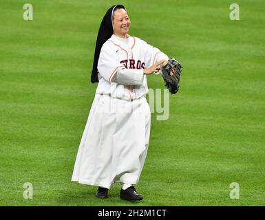 Houston, États-Unis.22 octobre 2021.Sœur Mary Catherine se prépare à lancer la balle d'ouverture avant le début du match six de la MLB ALCS entre le Boston Red Sox et les Astros de Houston à minute Maid Park à Houston, Texas, le vendredi 22 octobre 2021.Houston a une avance de 3-2 dans la meilleure-de-sept série.Photo de Maria Lysaker/UPI crédit: UPI/Alay Live News Banque D'Images