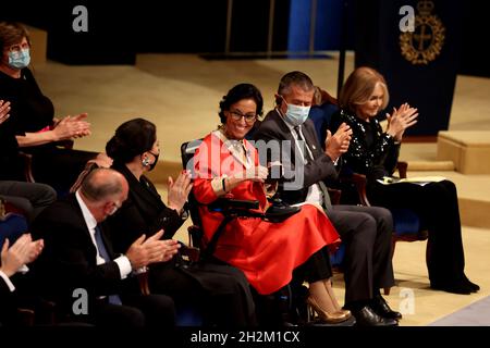 Oviedo, Espagne.22 octobre 2021.Teresa Perales, nageuse paralympique espagnole (C), lauréate du prix sportif des prix Princess of Asturias 2021, est présentée lors de la cérémonie de présentation à Oviedo, en Espagne, le 22 octobre 2021.Les prix de la princesse des Asturies 2021 ont été remis en Espagne vendredi.Crédit: Juan Carlos Rojas/Xinhua/Alamy Live News Banque D'Images