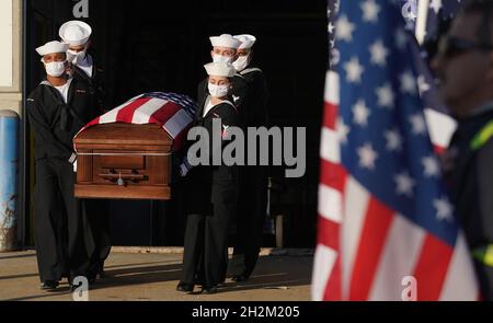 Les pallbearers portent le cercueil contenant les restes de l'hôpital Bailey Tucker de 3e classe (21) à une corbillard d'attente, comme les membres de la Garde patriote affichent des drapeaux américains, pendant les cérémonies à l'aéroport international de St. Louis Lambert à St. Louis le vendredi 22 octobre 2021.Tucker, ainsi que quatre autres, ont été tués lors d'un accident d'hélicoptère près de San Diego le 31 août 2021.Le MH-60S, en opération à partir du porte-avions USS Abraham Lincoln, s'est écrasé à environ 70 miles au large de la côte de San Diego pendant ce que la Marine a dit était un vol de routine.Photo de Bill Greenblatt/UPI Banque D'Images