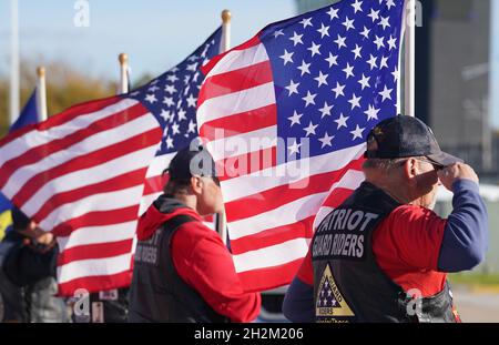 Les membres de la Garde patriote affichent des drapeaux américains et saluent la famille de l'Hôpital Corpsman de 3e classe Bailey Tucker (21) qui arrive pour saluer ses restes à l'aéroport international de St. Louis Lambert à St. Louis le vendredi 22 octobre 2021.Tucker, ainsi que quatre autres, ont été tués lors d'un accident d'hélicoptère près de San Diego le 31 août 2021.Le MH-60S, en opération à partir du porte-avions USS Abraham Lincoln, s'est écrasé à environ 70 miles au large de la côte de San Diego pendant ce que la Marine a dit était un vol de routine.Photo de Bill Greenblatt/UPI Banque D'Images