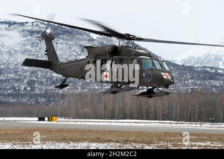 Un hélicoptère Black Hawk UH-60 de la Garde nationale de l'Armée de l'Alaska affecté au 2-211e Bataillon de l'aviation de soutien général prend son envol tout en menant une formation d'évacuation médicale à l'appui de l'exercice Yudh Abhyas 21 à la base interarmées Elmendorf-Richardson, Alaska, le 19 octobre 2021.Yudh Abhyas est un exercice d'entraînement bilatéral visant à améliorer l'interopérabilité combinée de l'Armée indienne et de l'Armée américaine Alaska afin d'accroître la capacité des partenaires pour les contingences conventionnelles, complexes et futures dans la région Indo-Pacifique.(É.-U.Photo de la Force aérienne par Alejandro Peña) Banque D'Images