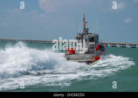 Une station de garde côtière South Padre Island bateau de réponse de 45 pieds – équipage moyen menant un entraînement de navire non conforme (NCV) près de South Padre Island, Texas, le 14 octobre 2021.La formation de la NCV est essentielle pour que Station South Padre Island soit prête à répondre au grand nombre d'interdictions mexicaines de Lancha le long de la côte du golfe.(É.-U.Photo de la Garde côtière par Petty Officer 3e classe Alejandro Rivera) Banque D'Images