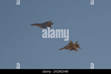 Une paire d'avions de chasse F-15C Eagle affectés au 123e Escadron de chasse, à la base de la Garde nationale aérienne de Portland, en Oregon, arrive à la base aérienne de Nellis, au Nevada, le 15 octobre 2021.L'avion sera utilisé à l'appui du test opérationnel initial et de l'évaluation du F-15EX, du 18 au 25 octobre 2021 (États-UnisPhoto de la Force aérienne par William R. Lewis) Banque D'Images