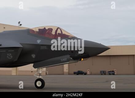 Un pilote F-35A Lightning II affecté au 355e Escadron de chasseurs (FS) montre le panneau de signalisation du Faucon Fighting à la base aérienne d'Eielson, Alaska, le 19 octobre 2021.Également connu sous le nom de ‘Faucon combattantes’, le 355e FS est l’un des deux escadrons F-35A codés au combat d’Eielson.(É.-U.Photo de la Force aérienne par Airman 1ère classe Elizabeth Schoubroek) Banque D'Images