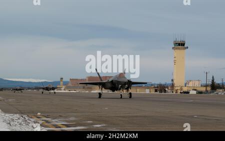 Quatre F-35A Lightning IIS affectés au taxi du 355e Escadron de chasseurs sur la piste de la base aérienne d'Eielson, Alaska, le 19 octobre 2021.La 354e Escadre de chasseurs est prévue pour recevoir 54 F-35A au total et est sur la bonne voie pour atteindre sa pleine capacité d'ici mars 2022.(É.-U.Photo de la Force aérienne par Airman 1ère classe Elizabeth Schoubroek) Banque D'Images