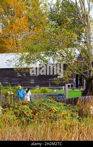 Couple marchant le long du front de mer Steveston en Colombie-Britannique, au Canada Banque D'Images