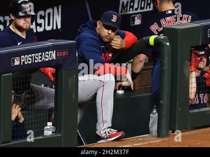 Houston, États-Unis.22 octobre 2021.Alex Cora, le directeur de Boston Red Sox, observe l'action dans le 4ème repas dans le jeu six de la MLB ALCS contre les Astros de Houston à minute Maid Park à Houston, Texas, le vendredi 22 octobre 2021.Houston a une avance de 3-2 dans la meilleure-de-sept série.Photo de Maria Lysaker/UPI crédit: UPI/Alay Live News Banque D'Images