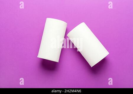 Vider les tubes de papier toilette sur fond violet Banque D'Images