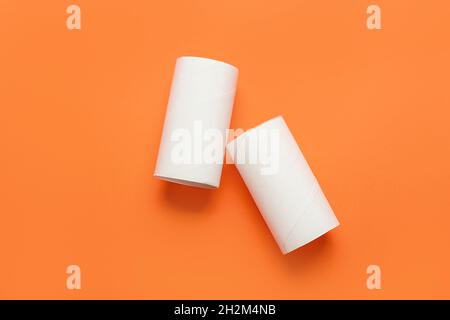 Vider les tubes en papier hygiénique sur fond orange Banque D'Images