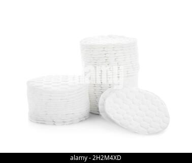Piles de tampons de coton propres isolées sur fond blanc Banque D'Images