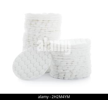 Piles de tampons de coton à usage cosmétique sur fond blanc Banque D'Images