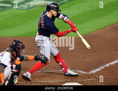 Houston, États-Unis.22 octobre 2021.Boston Red Sox Enrique Hernandez frappe un triple dans le 6e repas dans le jeu six de la MLB ALCS contre les Astros de Houston à minute Maid Park à Houston, Texas le vendredi 22 octobre 2021.Houston a une avance de 3-2 dans la meilleure-de-sept série.Photo de Maria Lysaker/UPI crédit: UPI/Alay Live News Banque D'Images