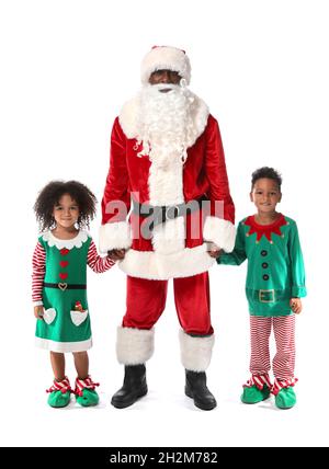 Petits enfants afro-américains vêtus d'elfes avec le Père Noël sur fond blanc Banque D'Images