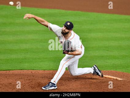 Houston, États-Unis.22 octobre 2021.Le pichet de secours d'Astros de Houston Kendall Graveman lance dans le 7ème dîner dans le jeu six de la MLB ALCS contre le Boston Red Sox à minute Maid Park à Houston, Texas, le vendredi 22 octobre 2021.Houston a une avance de 3-2 dans la meilleure-de-sept série.Photo de Maria Lysaker/UPI crédit: UPI/Alay Live News Banque D'Images