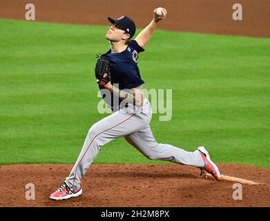 Houston, États-Unis.22 octobre 2021.Boston Red Sox départ lanceur Tanner Houck lance dans le 6ème dîner dans le jeu six de la MLB ALCS contre les Astros de Houston à minute Maid Park à Houston, Texas, le vendredi 22 octobre 2021.Houston a une avance de 3-2 dans la meilleure-de-sept série.Photo de Maria Lysaker/UPI crédit: UPI/Alay Live News Banque D'Images