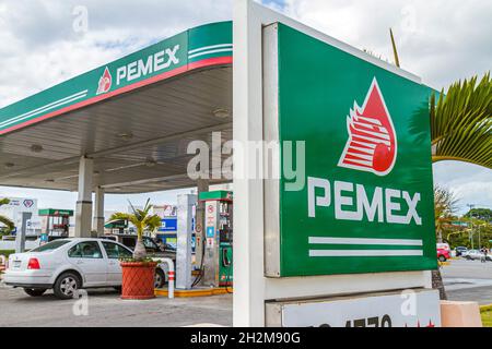 Cancun Mexique,Mexicain,Avenida Xcaret,Pemex Petroleos Mexicanos,station essence essence combustible fossile voiture pompe à gaz Banque D'Images