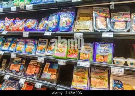 Paris France, rue Jean-Baptiste Pigalle, supermarché Carrefour City, épicerie, marché de l'alimentation vendant des étalages de vente prix à l'intérieur Banque D'Images