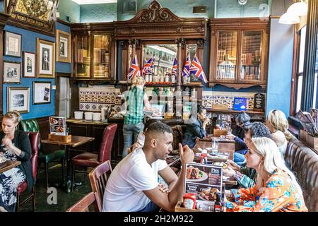 Londres Angleterre,Royaume-Uni,Bloomsbury,Museum Tavern,Grade II historique maison publique, restaurant pub à l'intérieur, Black man femme femme couple Banque D'Images