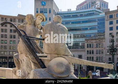 « The Return Home », une sculpture de Rudolph Schwarz, au Monument des soldats et des marins sur Monument Circle dans le centre-ville d'Indianapolis, Indiana, États-Unis. Banque D'Images