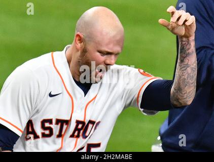 Houston, États-Unis.22 octobre 2021.Le lanceur de secours de Houston Astros Ryan Pressly célèbre après que les Astros ont battu le Boston Red Sox 5-0 dans le jeu six de la MLB ALCS à minute Maid Park à Houston, Texas, le vendredi 22 octobre 2021.Houston a gagné le meilleur-de-sept série 4-2.Photo de Maria Lysaker/UPI crédit: UPI/Alay Live News Banque D'Images