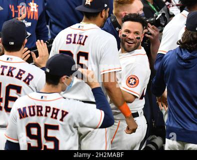 Houston, États-Unis.22 octobre 2021.Houston Astros Jose Altuve et Jose Siri célèbrent après que les Astros ont battu le Boston Red Sox 5-0 dans le jeu six de la MLB ALCS à minute Maid Park à Houston, Texas, le vendredi 22 octobre 2021.Houston a gagné le meilleur-de-sept série 4-2.Photo de Maria Lysaker/UPI crédit: UPI/Alay Live News Banque D'Images