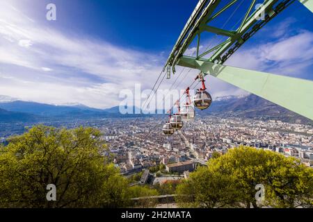 Visite de la ville de Grenoble et du téléphérique depuis le point de vue de la Bastille en France Banque D'Images