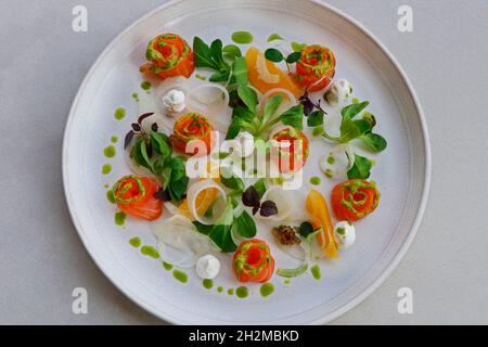 saumon gralax, saumon frais saumué au sel et au sucre dans une assiette de service avec feuilles et garniture, cuisine fine Banque D'Images