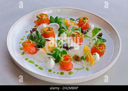 saumon gralax, sel et sucre saumon frais dans une assiette de service avec des feuilles et garniture Banque D'Images