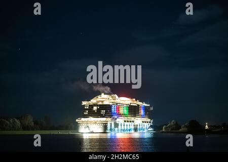 Papenburg, Allemagne.23 octobre 2021.Le bateau de croisière de 337 mètres de long 'Aidacosma' sera transféré dans la mer du Nord par l'EMS pendant la nuit.Le nouveau géant de croisière 'Aidacosma' a commencé son remorquage du chantier naval Meyer sur l'EMS à la mer du Nord.Credit: Mohssen Assanimoghaddam/dpa/Alay Live News Banque D'Images