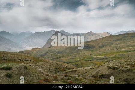 Paysage accidenté avec peu de maisons dispersées entouré par l'Himalaya dans la vallée de Spiti près du village de Tashigang, Himachal Pradesh, Inde. Banque D'Images